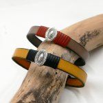 Bracelete em pele personalizável com ornamento oval central emoldurado por peles finas 