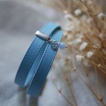 Bracelete dupla em pele azul celeste com pesponto e escolha de pendente