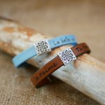 Pulseira de couro decorada com um quadrado celta que pode ser personalizado atrav&eacute;s de gravura