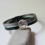 Pulseira multi-ligações em pele com estrela da lua em cabochão prateado, verde e preto