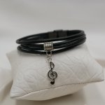 Pulseira de couro preto com pingente de prata à sua escolha