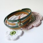 Pulseira dupla em pele decorada com pérolas verdes suaves e fecho dourado