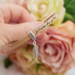 Pulseira em pele com pendente à escolha, personalizável através de gravação