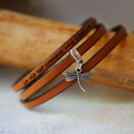 Pulseira com um pendente de couro de 3 voltas, personalizável por gravação