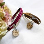 Pulseira de couro personalizada com cabochon de madeira gravada