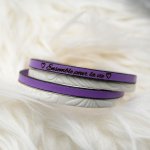 Pulseira dupla de couro branco com relevo e cor à sua escolha para ser personalizada através de gravação