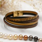 Pulseira dupla de couro de cor castanha e uma cor à sua escolha para ser personalizada através de gravação