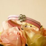 Pulseira dupla em pele com desenho de flores para personalizar 