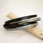 Bracelete de couro cinzento gravado duas vezes com contas de prata, personalizável