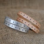 Pulseira de fita métrica em pele com dupla volta gravada personalizável 