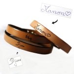 A bracelete em pele pode ser personalizada através da gravação da caligrafia numa volta simples, dupla ou tripla