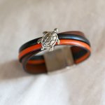 Pulseira de punho de couro com desenho de tartaruga e fecho magnético grande