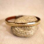 Pulseira feminina em pele metálica rosa com missangas douradas