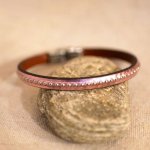 Pulseira feminina em pele metálica rosa com contas de prata 
