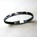 Pulseira feminina em pele preta fina com efeito brilhante