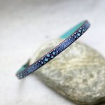 Pulseira feminina em pele fina com impressão de cobra em tons azuis