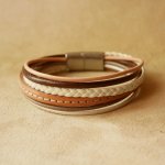 Pulseira de punho em pele para mulher em tons de bege
