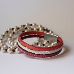 Pulseira de punho entrançado em pele branca e coral