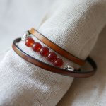 Pulseira de couro castanho e pérolas vermelhas para mulheres, uma tripla volta para personalizar 