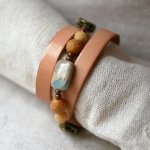Pulseira de couro e pérolas bege para as mulheres personalizarem 