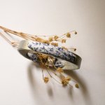 Pulseira Florâme com fita liberty e flores azuis em pele prateada