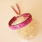 Pulseira Flex &amp; Chill gravada Florâme com fita liberty floral em pele fúcsia