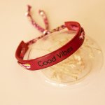 Florâme Pulseira Good vibes gravada com fita liberty roxa em pele vermelha