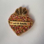 Broche ex-voto Sacré Coeur en perles roses au message gravé Sois la lumière