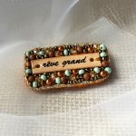 Broche en perles dor&eacute;es &agrave; message en cuir grav&eacute; "r&ecirc;ve grand"