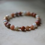 Pulseira com contas de pedra natural Aventurina rosa e branca e pérolas douradas