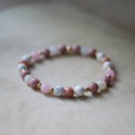 Pulseira com contas de ouro e pedras naturais Howlite e Rhodonite