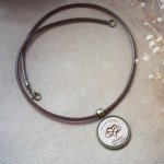 Colar de couro com pendente de cabochão de madeira gravado em latão antigo para personalizar