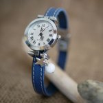 Relógio de couro azul com costura branca