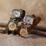 Relógio de cabochon gravado em madeira com bracelete dupla de couro 