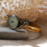Relógio com mostrador em bronze e correia de couro personalizável