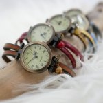 Relógio de senhora com bracelete dupla em pele, à escolha das cores 