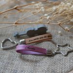 Porta-chaves em pele personalizável com nome e mensagem telefónica