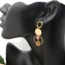 Brinco individual com argolas e círculos em ouro e pérola rodonite rosa