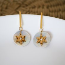 Brincos da coleção "Les nacrées", flocos de ouro