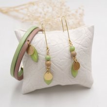 Conjunto de brincos e pulseira de couro com lantejoulas verdes amêndoas
