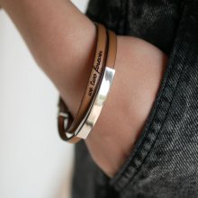Bracelete em barra metálica em couro, dupla volta 