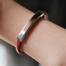 Bracelete em barra metálica em couro, de uma só volta 