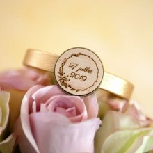 Pulseira de couro com cabochon de madeira gravada em bronze