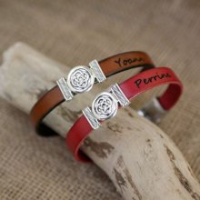 Pulseira de couro decorada com nó celta, personalizável por gravação
