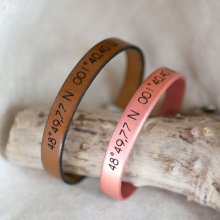 Presente gravado para um casal: 2 braceletes em pele personalizadas com a mesma gravação 