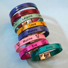 Pulseira personalizada em pele para crianças gravada com o primeiro nome emoldurado com desenhos à sua escolha