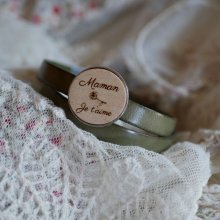 Pulseira dupla de couro com cabochon de madeira gravada para ser personalizada