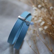 Bracelete dupla em pele azul celeste com pesponto e escolha de pendente