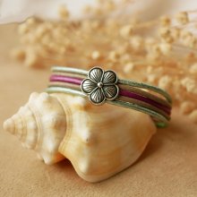 Pulseira para mulher com peles em tons pastel e design de flores em prata