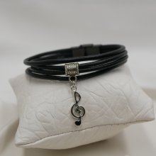 Pulseira de couro preto com pingente de prata à sua escolha
